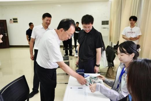 副董事长、公司领导与新生代表合影2