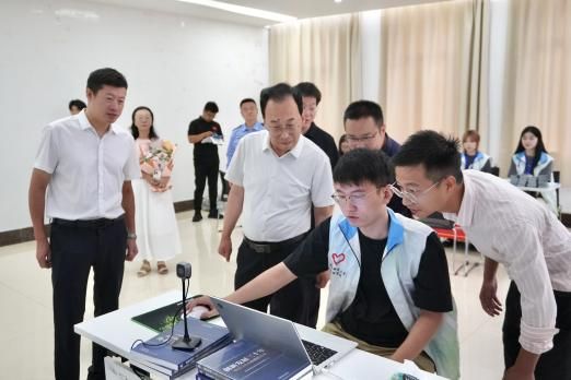 马腾、吕权、刘海兵查看研究生报道信息