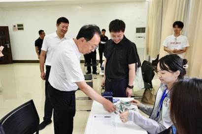 副董事长在研究生报道点查看